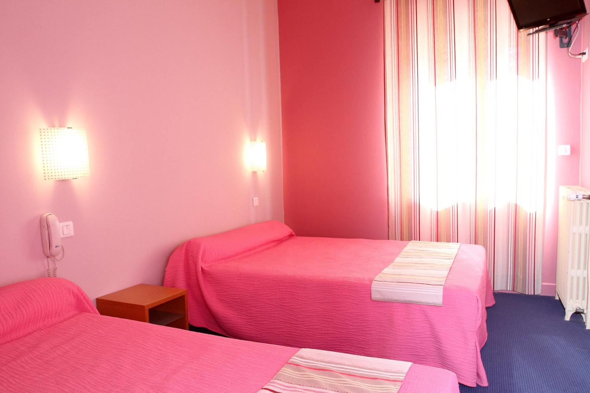 Bourg-Saint-Andéol Logis Hotel Le Clos Des Oliviers מראה חיצוני תמונה