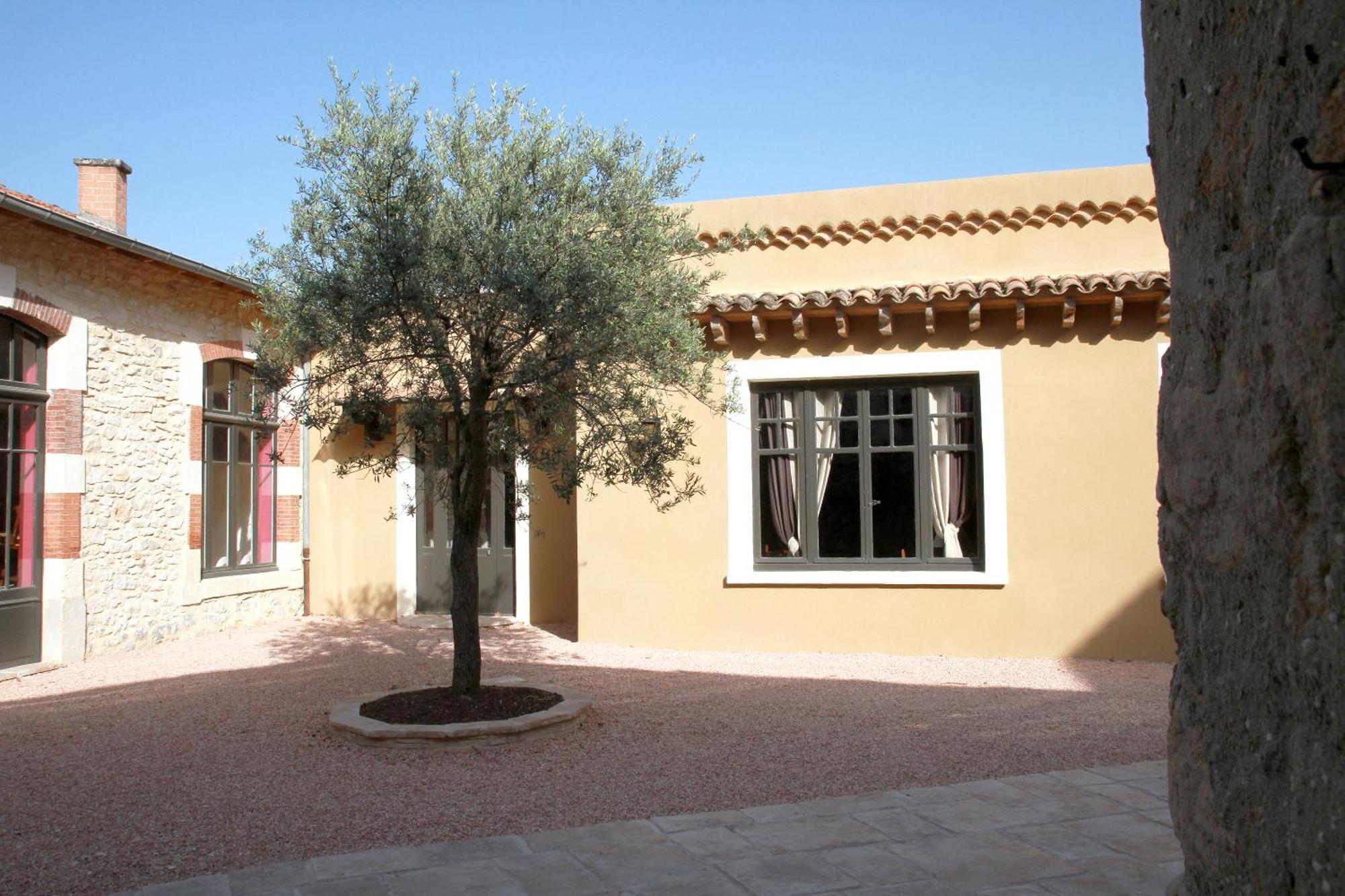 Bourg-Saint-Andéol Logis Hotel Le Clos Des Oliviers מראה חיצוני תמונה
