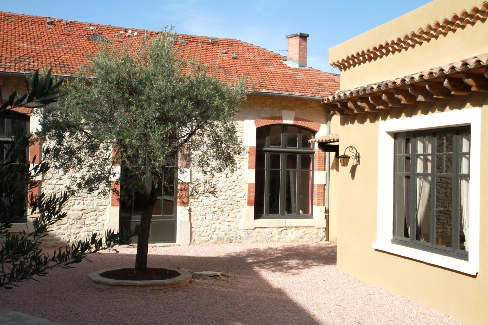 Bourg-Saint-Andéol Logis Hotel Le Clos Des Oliviers מראה חיצוני תמונה